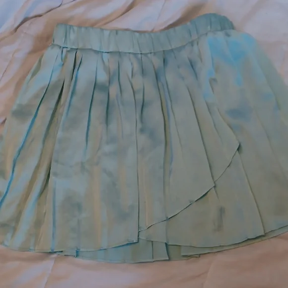 La Hearts Green Asymmetrical Pleated Skater Mini - Picture 3 of 8